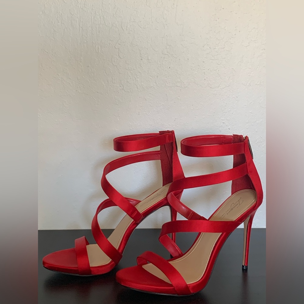 Imagine VINCE CAMUTO heels 9.5 NWOB
